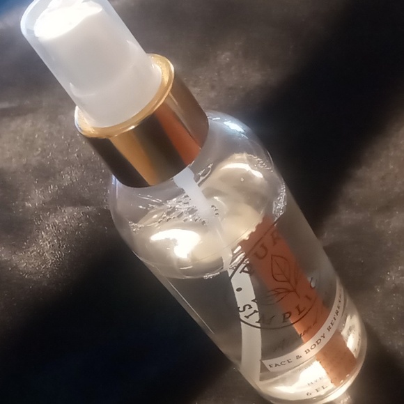 Pure simplicity almond milk face & body refresher bath & body works - Picture 6 of 6